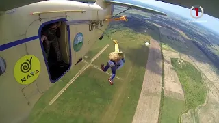 Молода сім'я з Мукачева наважилась стрибнули з парашутами з висоти майже 1000 метрів
