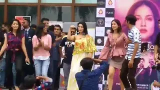 Sunny Leone Dancing in Campus on Raees Lalila Song for Promotion | Karenjit Kaur Season 2
