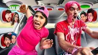 100 BOTONES MISTERIOSOS DE YOUTUBERS SOLO 1 PARA ESCAPAR DEL COCHE !!