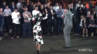 ЛОВЗАР! Красивые девушки и парни танцуют Чеченская лезгинка 2024