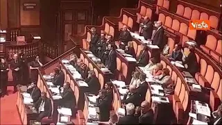 Premierato, protesta opposizioni in Aula, senatori tolgono la giacca (obbligatoria da regolamento)