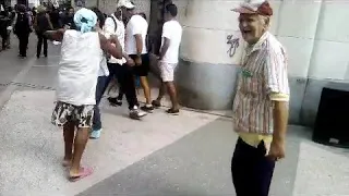 bailando salsa en cuba en la calle