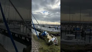 Olympiahafen Schilksee nach Ostsee-Sturmflut 2023 gesunkene Boote und schwere Schäden im Hafen