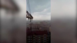 Появилось эмоциональное видео из строительного крана во время шторма в Актобе