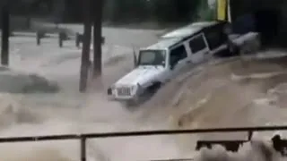 У Техасі повінь знесла позашляховик