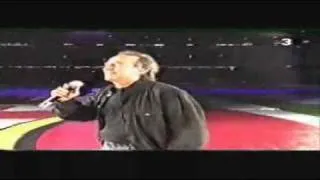 joan manuel serrat al camp nou cantant l'himne del barça.