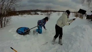 Зимние игры. Колхозим снежную горку.