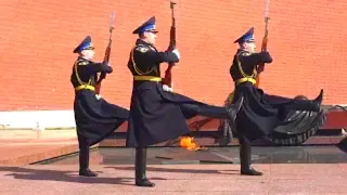 Почётный караул у вечного огня Honor guard at the eternal flame 仪仗队 名誉ガード 대 Смена караула ziminvideo