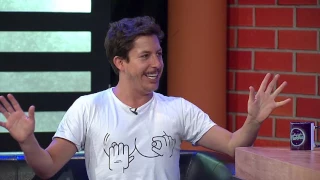 Alejandro Riaño habla de su infancia y del buen humor de su madre | Llegó La Noche