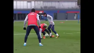 Messi deixa Neymar caído com drible em treino do PSG