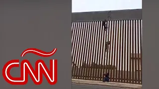 Video muestra a mexicano escalando el muro fronterizo hacia EE.UU.