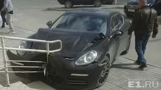 Перепутала педали. Porsche Panamera врезался в крыльцо