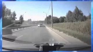 Женщины за рулем! Подборка приколов на дороге! БАБЫ за рулем! A selection of jokes on the road!