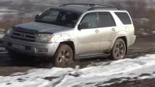 На 4runner по грязи. Уверенно. Полный привод. Блокировка дифференциала