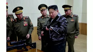 Kim Dzong Un odwiedza fabryki broni. Korea Północna potępia zachodnią inwigilację.