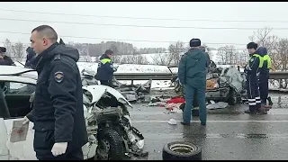 В Подмосковье в ДТП с тремя машинами погибли пять человек.