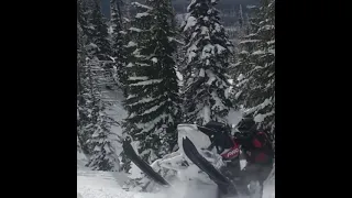 Yamaha destroys Polaris khaos in deep snow climb