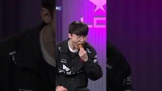 야무진 페이커의 치킨 먹방ㅋㅋㅋㅋ