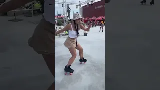 Roller girl Красивая девушка на роликах