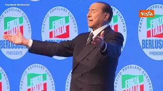 Berlusconi canta l’inno di Forza Italia