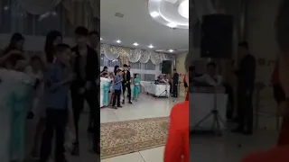 Алипаша и Руфина танец на казахской свадьбе