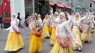 2022 11 05 Харинама Кузнецкий Мост.Harinama in Moscow (Russia). Gaura Shakti. Kuznetskiy Most.