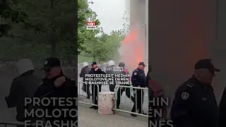 Protestuesit hedhin molotovë para derës së bashkisë