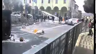 Scontro tra auto nella piazza centrale di Rassina: 4 feriti