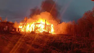 Пожар в Архангельске. Горит дом в Маймаксе на 22ом. Победы 22. Пожарные тушат. 28.05.2024