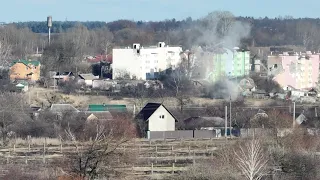 Русский танк стреляет по жилим домам часть 2 Russian tank fires at residential buildings