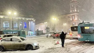 Пробки в 10 баллов, машины тонут в снегу прямо на дорогах. Снегопад обрушился на Санкт-Петербург