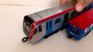Коллекция игрушечных вагонов метро