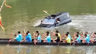 The BYD Yangwang U8 races against a dragon boat in the water