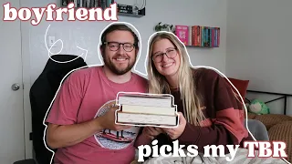 boyfriend chooses my TBR for the week!! | reading vlog