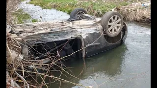 “Po flisnim në telefon, kur...”- Makina kthyer përmbys në përrua, pamje nga aksidenti ku vdiq çifti