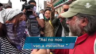 Hombre increpa a feminista durante marcha por los 43 de Ayotzinapa