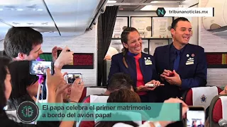 El papa celebra el primer matrimonio a bordo del avión papal