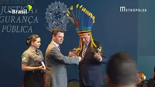 Em cerimônia restrita, Bolsonaro recebe medalha do mérito indigenista