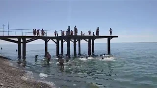 Пляж Батуми/ Дети прыгают с пирса май 2019/The Batumi beach, children jumping off the pier