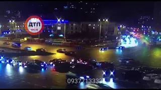 Видео момента жуткой смертельной аварии в Киеве на площади Победы...   Девушка - водитель Мазда умер