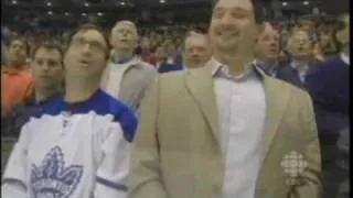 Toronto Maple Leafs Fans Sing the National Anthem [Oct 1/09]