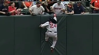 BOS@BAL: Manny makes the play, greets a fan