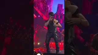 Enrique’s on-stage charm earned him a surprise gift from an super excited fan! 👙😂 #EnriqueIglesias