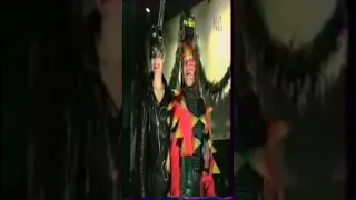 NINA HAGEN destroys the Berlin wall... in Paris 1990, feat. SEX PISTOLS' "Holidays In The Sun"