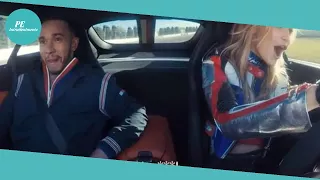 Gigi Hadid scatenata al volante, Lewis Hamilton passeggero preoccupato