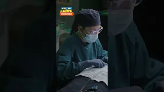 Парализованный хирург успешно провела операцию 👨‍⚕️ Хороший доктор #фильм #сериал #моменты