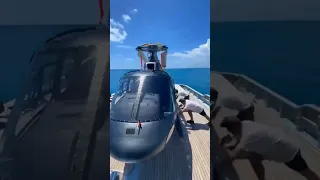 GUARDANDO O HELICÓPTERO NO IATE