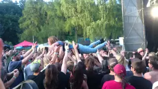 The Vintage Caravan Óskar crowdsurfing @Rock im Wald 24.7.15