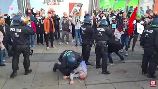 Polizeigewalt bei der Demo in Berlin auf dem Alexanderplatz! Mann liegt regungslos auf dem Boden!