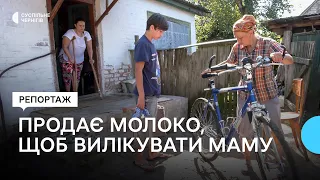 Збирає гроші мамі на протез: в селі біля Чернігова хлопчик щодня долає 12 кілометрів